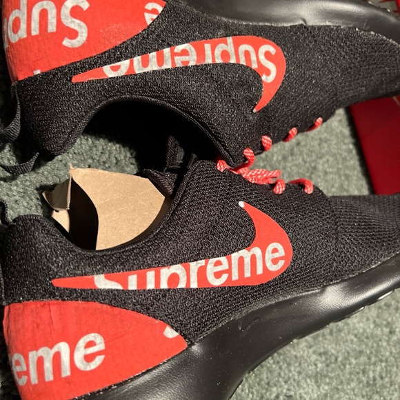 NIB CUSTOM MADE NIKE BLACK & RED ROSHE ONE SUPREME - Picture 10 of 11